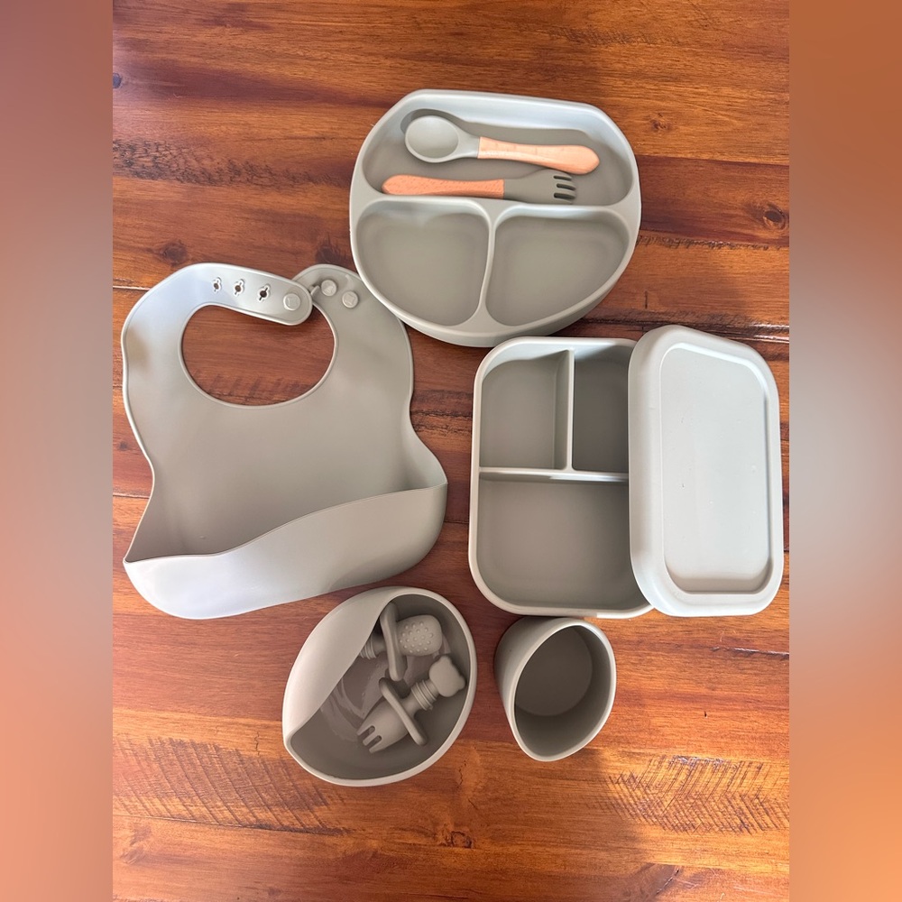 Bento box & plate, bowl, utensil feeding set. NEW IN PACKAGE